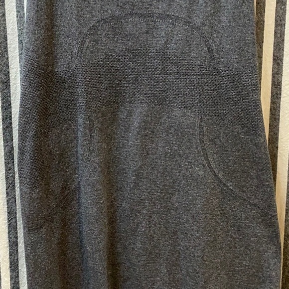 Lululemon sz 6 tank razorback grey gray charcoal Stretchy - Picture 3 of 9